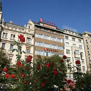 Ramada Centre מלון